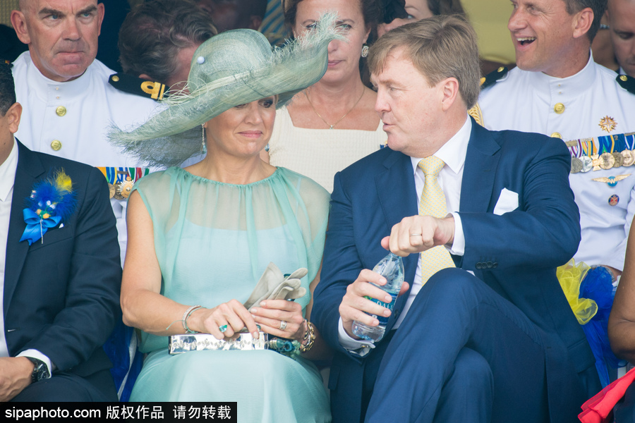荷蘭國王與夫人身著藍色情侶裝訪問加勒比