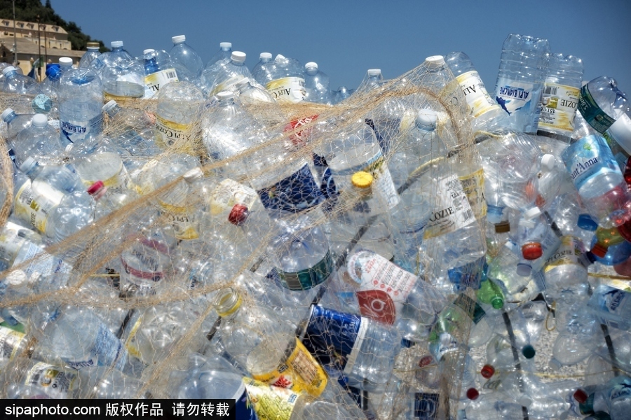 意大利海灘現防曬裝置 廢棄塑料瓶打造環保實用