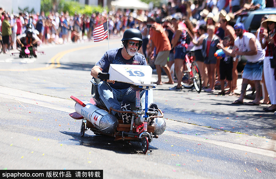 成年人也瘋狂！美國圣克萊門特居民舉辦驅動式辦公椅比賽
