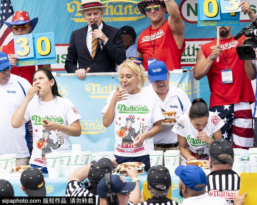 紐約布魯克林國(guó)際吃熱狗大賽落幕 選手破紀(jì)錄食量驚人