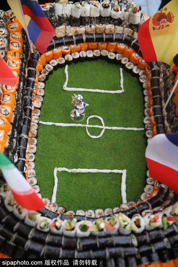 俄羅斯一餐廳推出“吃貨”球場(chǎng) 6000個(gè)壽司打造助陣戰(zhàn)斗民族