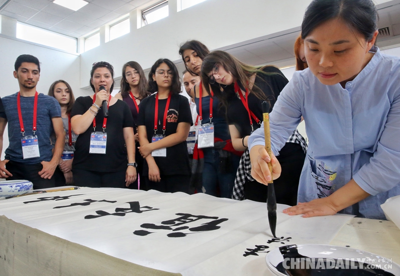 “中土希望之星”代表團訪問中國美術館