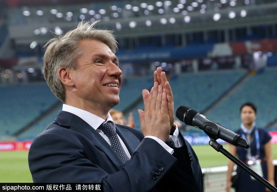 世界杯現場連起一片“紅海” 俄羅斯和克羅地亞舉行感謝志愿者儀式