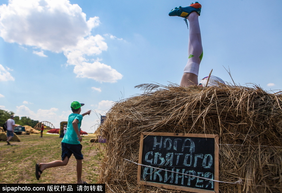 腦洞太奇特了！俄羅斯一農場現國家隊門將左腳雕塑