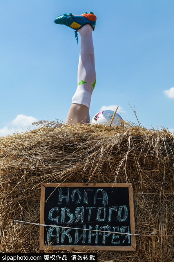 腦洞太奇特了！俄羅斯一農(nóng)場現(xiàn)國家隊(duì)門將左腳雕塑