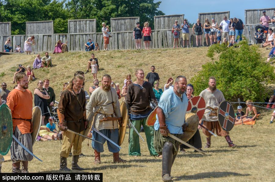 再現維京時代盛況 瑞典民眾身著古代服飾表演似穿越