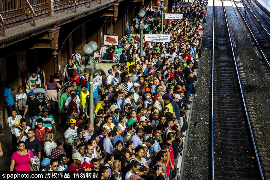 巴西圣保羅民眾乘車(chē)現(xiàn)場(chǎng)超擁擠 堪比北京早晚高峰