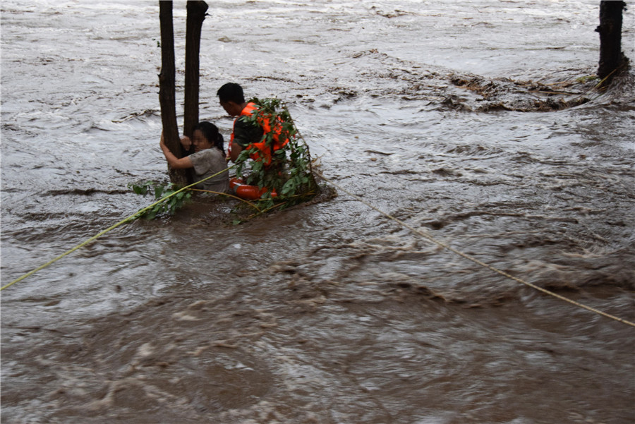 北京持續暴雨引發山洪 女子緊抱大樹被消防營救