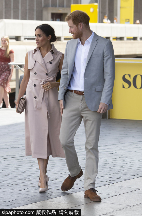 英國哈里王子夫婦亮相 梅根王妃身著無袖風(fēng)衣知性干練