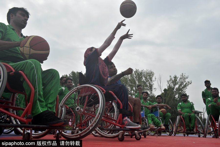 輪椅上的籃球夢(mèng) 印度斯利那加殘疾人籃球夏令營(yíng)