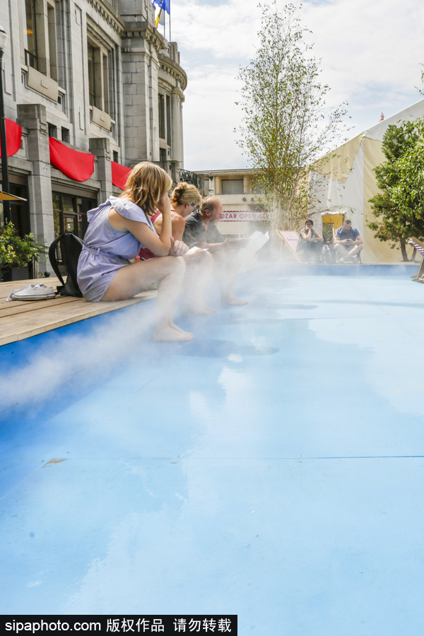 比利時布魯塞爾高溫來襲 民眾享受水氣降溫