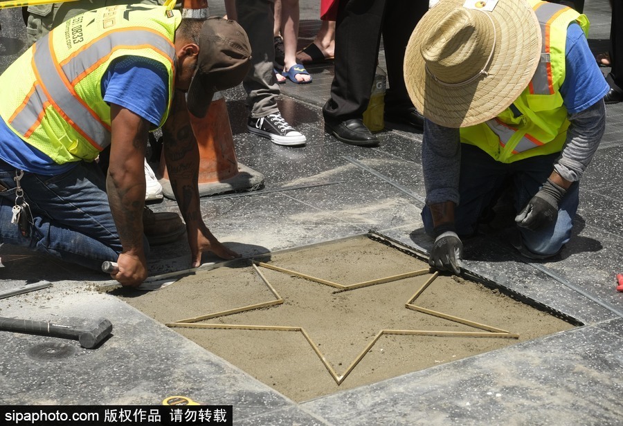 好萊塢星光大道“特朗普之星”被砸碎 民眾現(xiàn)場拍照合影