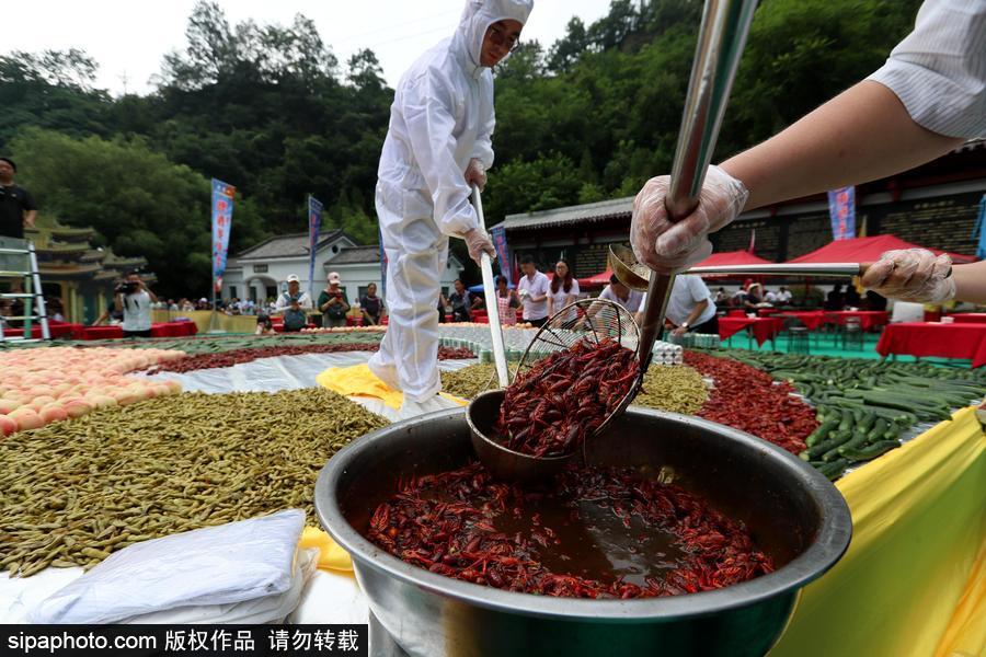 2噸重巨無霸“龍蝦啤酒拼盤”亮相 數千人分食