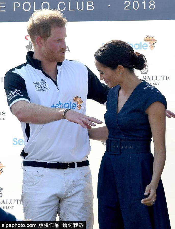 英國哈里王子攜梅根王妃出席活動 親密無間大秀恩愛