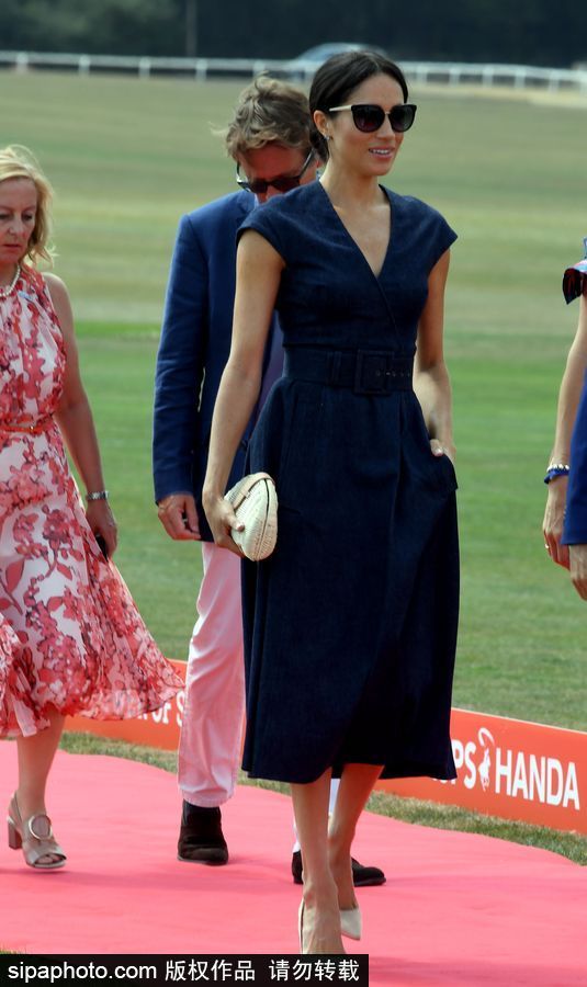 英國(guó)哈里王子攜梅根王妃出席活動(dòng) 親密無(wú)間大秀恩愛(ài)