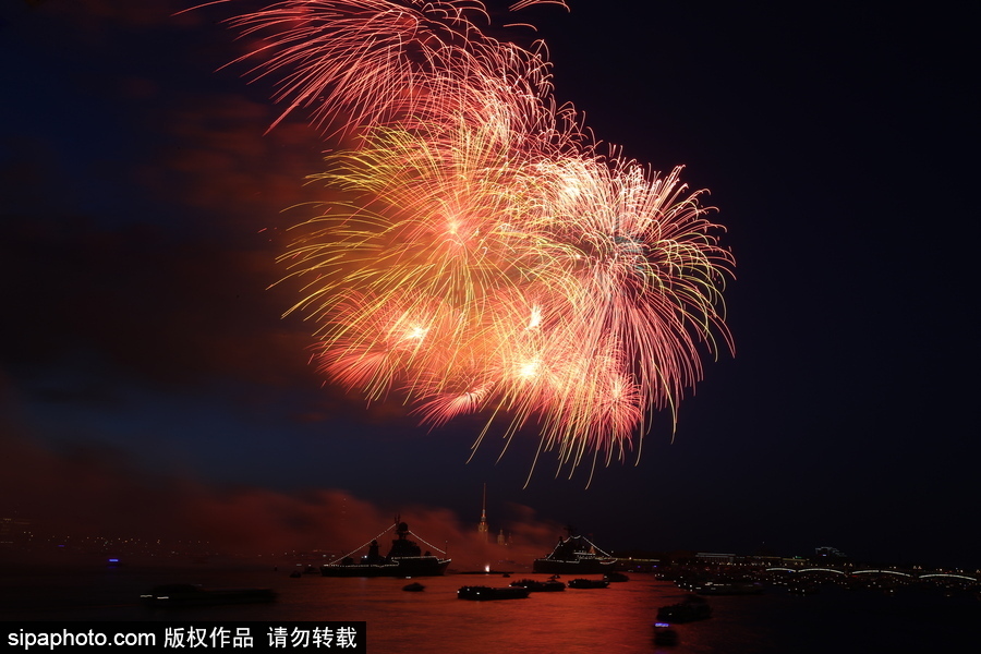 俄羅斯海軍節到來 塞瓦斯托波爾上演煙火盛宴慶祝