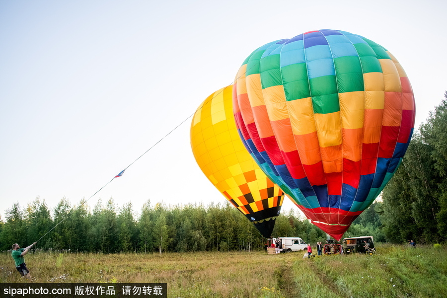 田野上放飛的彩色希望！俄羅斯下諾夫哥羅德舉辦熱氣球節