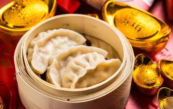 【學中文懂中國】英國小哥有點飄了，都敢和中國小姐姐比賽包餃子了！