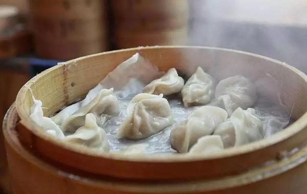 【學中文懂中國】英國小哥有點飄了，都敢和中國小姐姐比賽包餃子了！