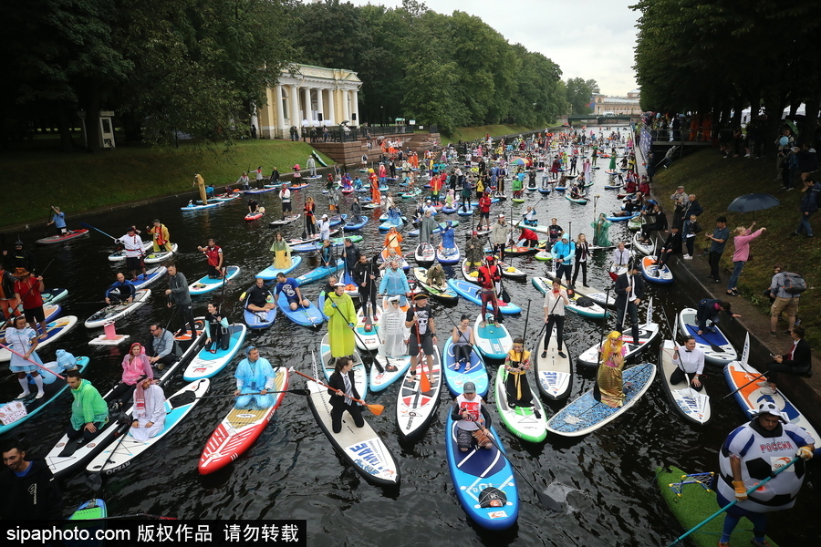 圣彼得堡上演槳板沖浪節 選手奇裝異服亮相歡樂搞笑