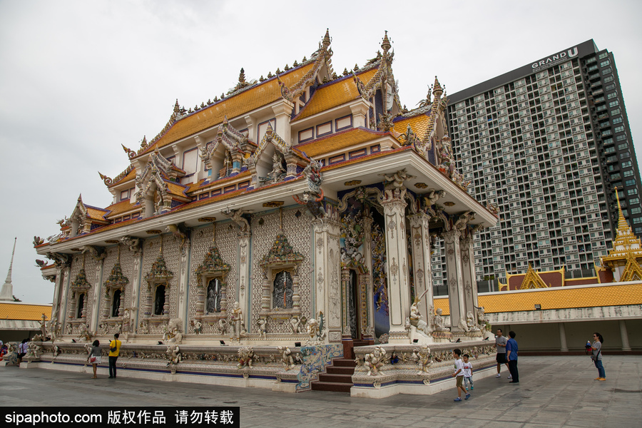 泰國曼谷一廟宇驚現(xiàn)超人、皮卡丘等動(dòng)漫雕像 跨界裝飾創(chuàng)意無窮！