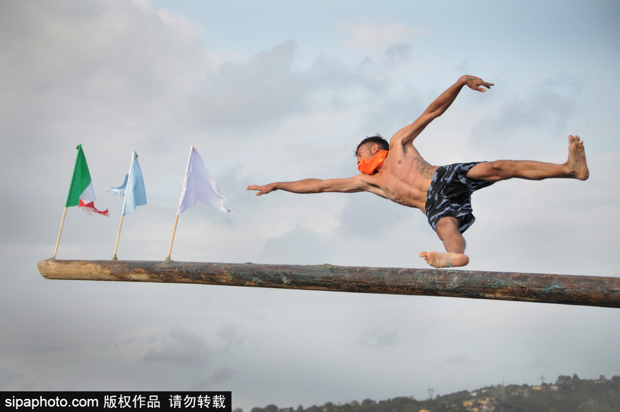 這項(xiàng)傳統(tǒng)比賽刺激又好玩！意大利漁民過(guò)獨(dú)木橋摘旗子五花八門(mén)落水姿勢(shì)令人捧腹