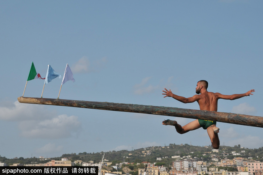 這項傳統比賽刺激又好玩！意大利漁民過獨木橋摘旗子五花八門落水姿勢令人捧腹