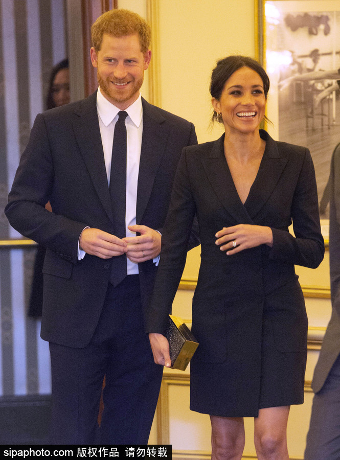 英國哈里王子夫婦亮相倫敦慈善演出現場 梅根王妃一襲黑色套裝短裙盡顯優雅氣質