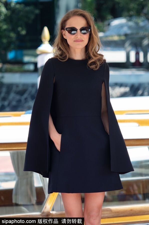 75屆威尼斯：娜塔莉·波特曼身著一襲小黑裙優雅抵達水城