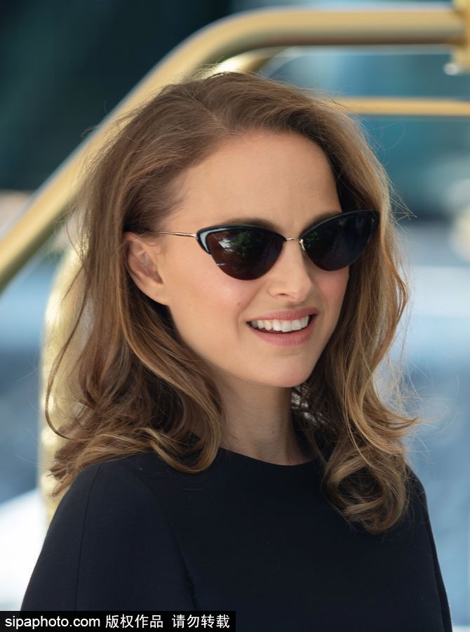 75屆威尼斯：娜塔莉·波特曼身著一襲小黑裙優(yōu)雅抵達水城