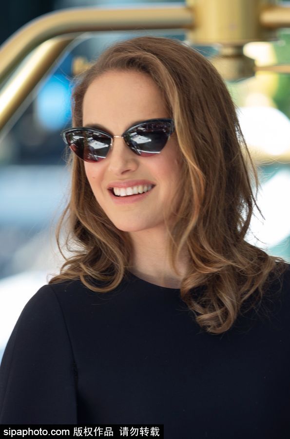 75屆威尼斯：娜塔莉·波特曼身著一襲小黑裙優(yōu)雅抵達(dá)水城