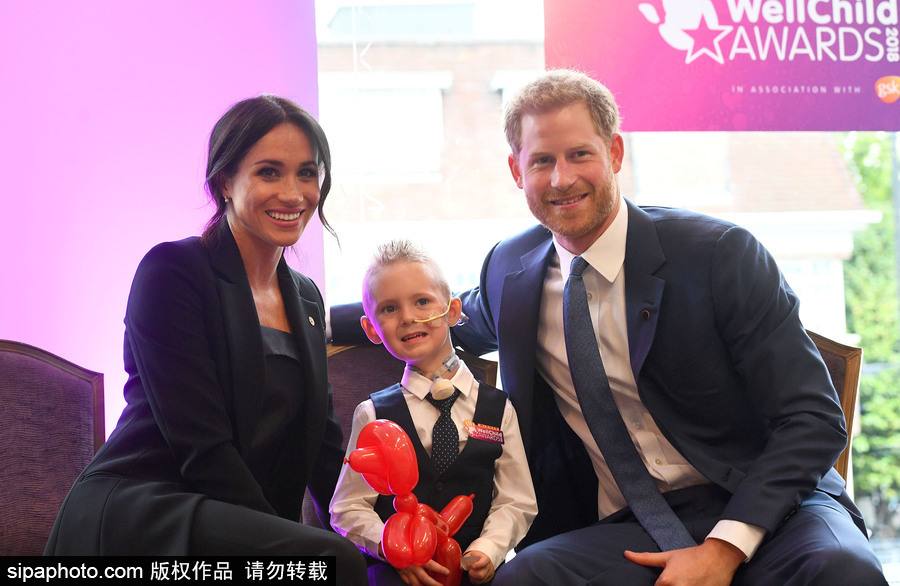 英國哈里王子攜梅根王妃出席“健康兒童”頒獎儀式 情侶款套裝大秀恩愛和睦