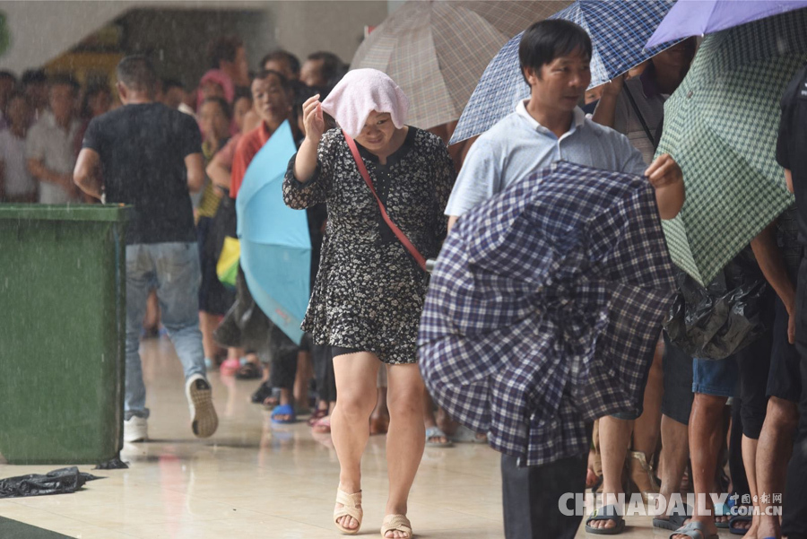 廣東珠海開(kāi)放安置點(diǎn)供群眾避風(fēng)