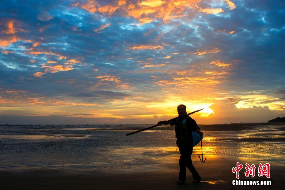 “山竹”過后現壯美云彩 廣西漁民恢復生產