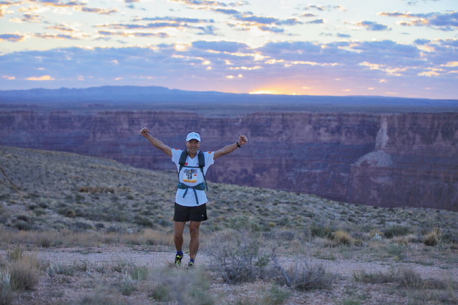 中國“跑神”再創(chuàng)歷史！陳盆濱33小時(shí)穿越273公里沙漠奪美國頭牌極限越野賽冠軍