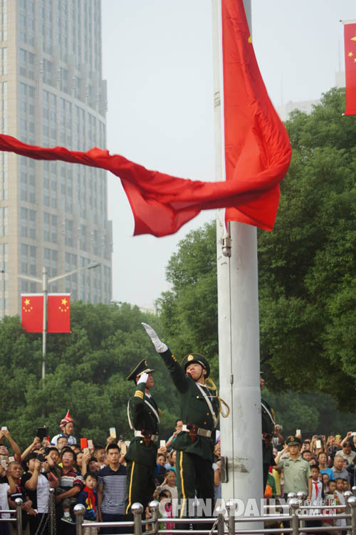 上海中學生用相機記錄國慶<BR>