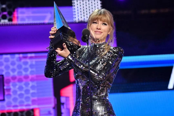 霉霉打破沉默表達政治立場，特朗普：對她歌的喜愛減少25%丨外媒說