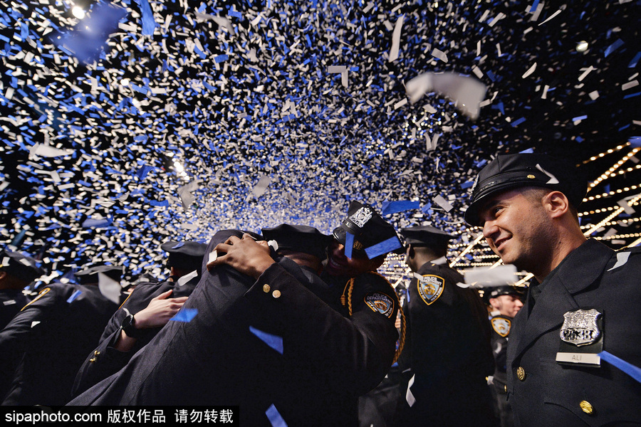 美國紐約：青春洋溢朝氣十足！紐約市警察學(xué)院畢業(yè)典禮盛大舉行