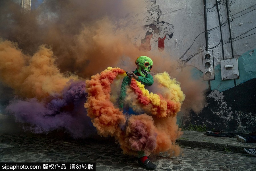 展現色彩魅力！墨西哥街頭“彩色骷髏”花6小時用彩煙“填滿”街道
