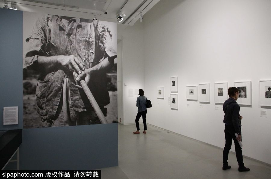 法國巴黎：美國著名女攝影師多蘿西婭·蘭格攝影展在凡爾賽宮舉行