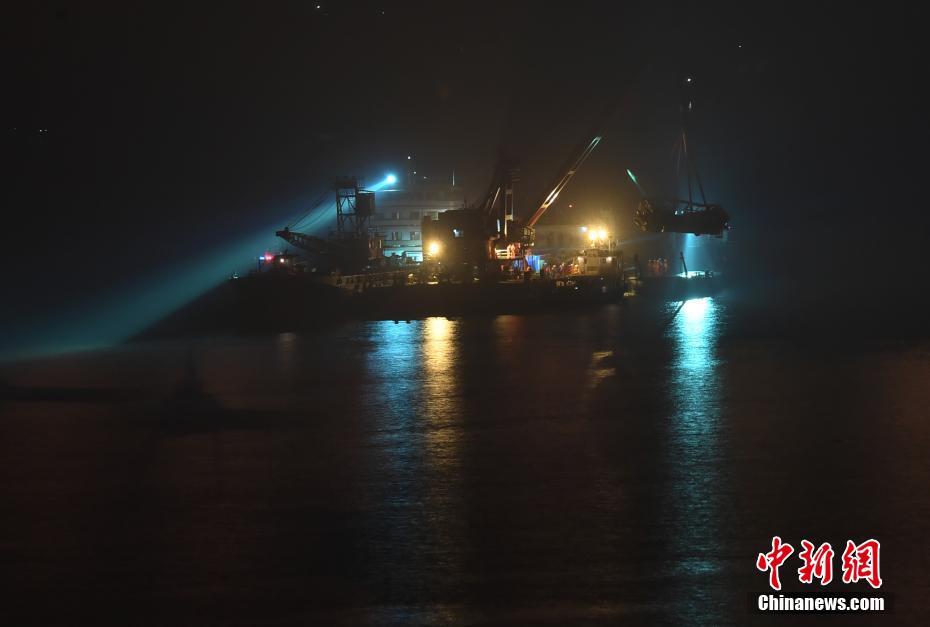 重慶萬州墜江公交車打撈出水 車身明顯變形