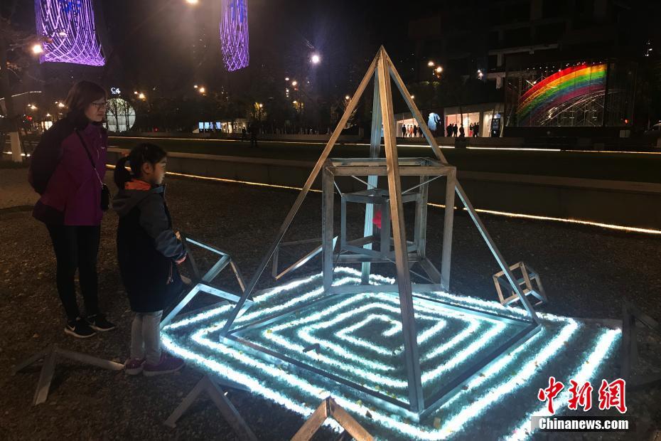 “24小時美術館”亮相南京街頭