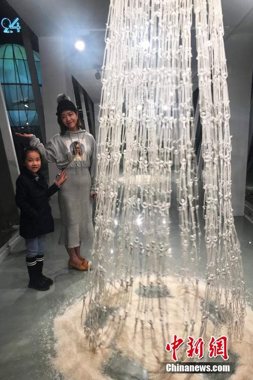 “24小時(shí)美術(shù)館”亮相南京街頭