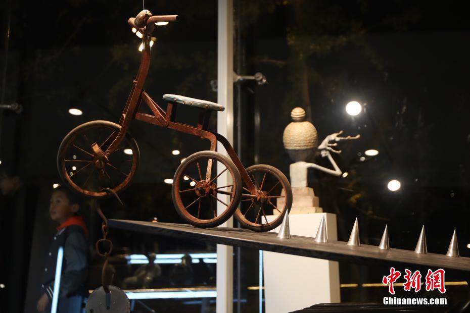 “24小時(shí)美術(shù)館”亮相南京街頭