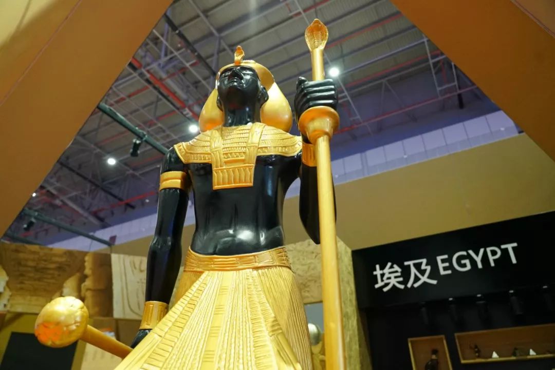 時政新聞眼｜開幕式結束后，習近平“巡館”看了些什么？