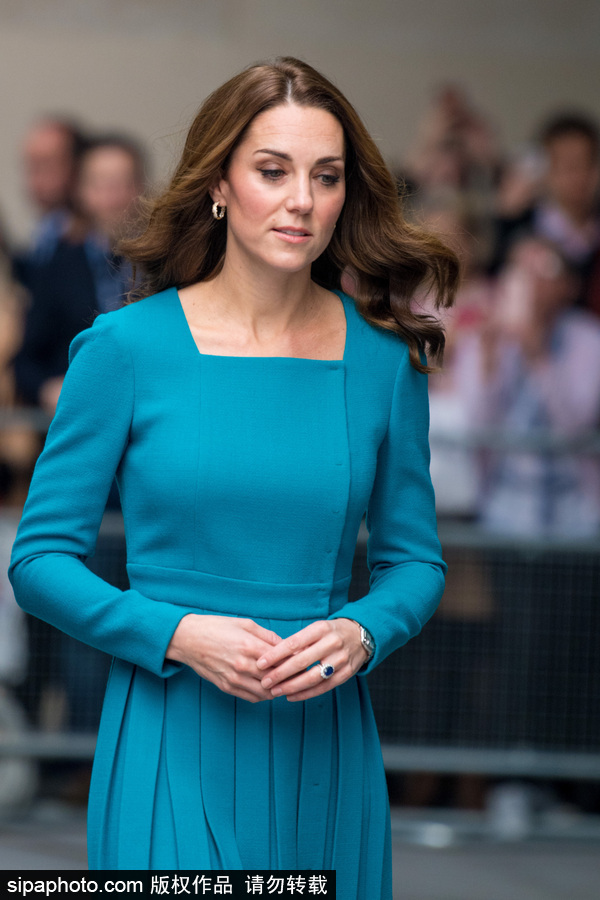英國(guó)威廉王子夫婦訪問BBC 凱特王妃一襲孔雀藍(lán)連衣裙靚麗不失端莊