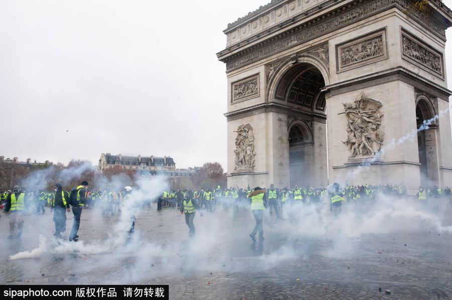 法國(guó)：“黃色背心”在南特示威 現(xiàn)場(chǎng)混亂多人受傷