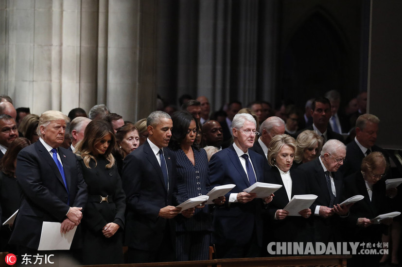 美國前總統老布什葬禮舉行 小布什致悼詞幾度哽咽輕撫靈柩