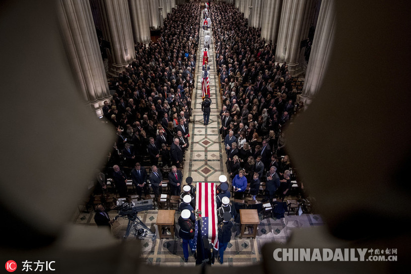 美國前總統老布什葬禮舉行 小布什致悼詞幾度哽咽輕撫靈柩