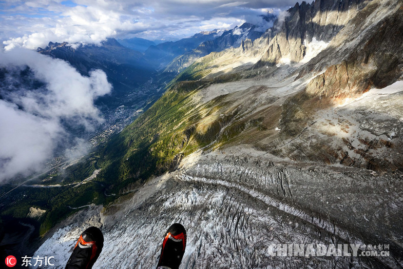 死亡挑戰(zhàn)！膽肥牛人勃朗峰上挑戰(zhàn)懸崖跳傘